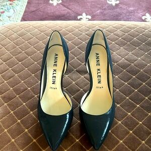 Anne Klein black pump
